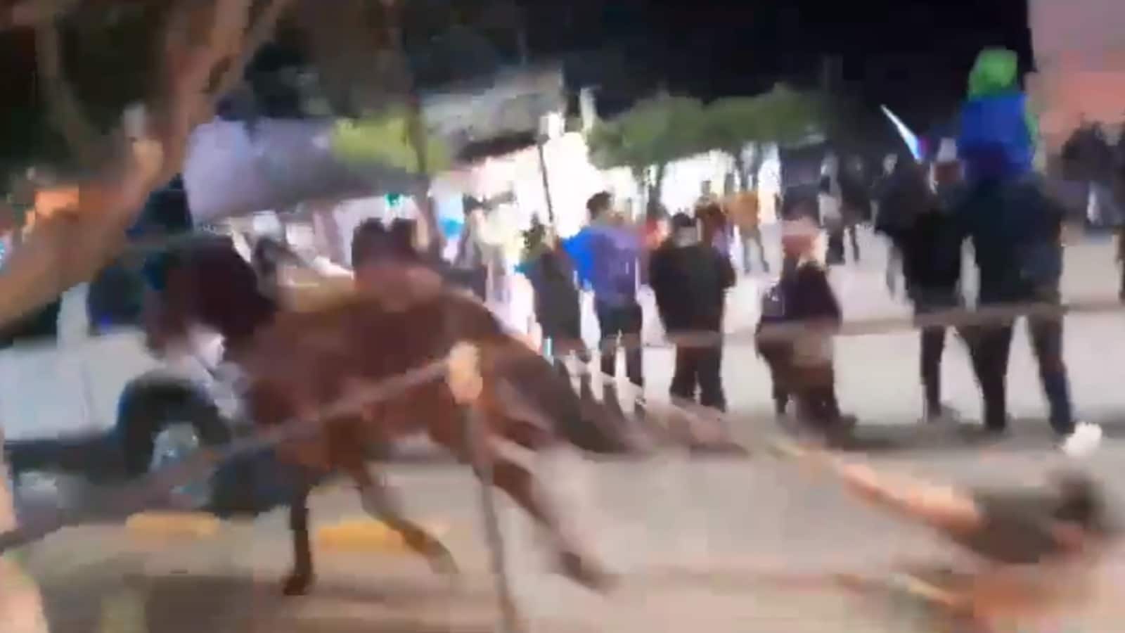 mujer siendo arrastrada por un caballo